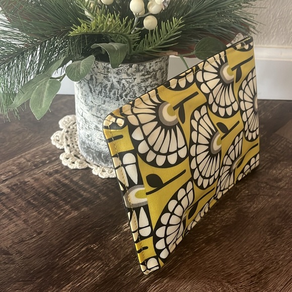 Petunia Pickle Bottom Stowaway iPad Magnet Sleeve Case, Floral Yellow Blk White - Picture 2 of 7